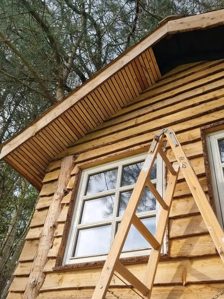 Ny træfacade med vindue og udhæng